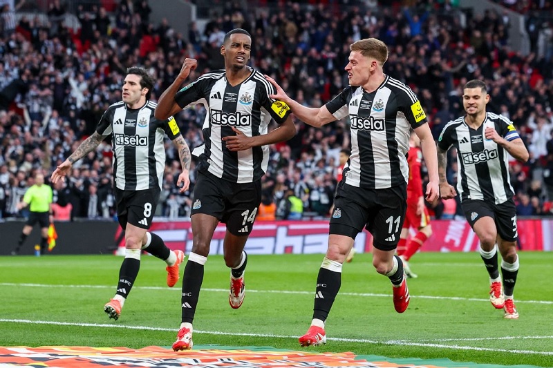 Newcastle vượt qua Liverpool