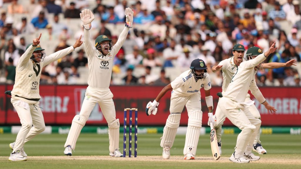 Cricket mang đậm tính chiến thuật và kỹ năng giữa hai đội bóng trên sân cỏ hình tròn