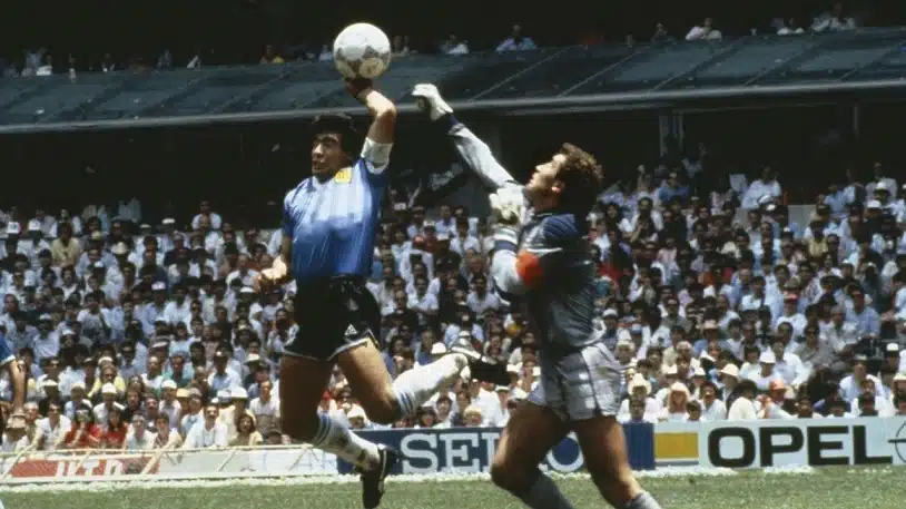 Maradona là tâm điểm của trận tứ kết giữa Argentina vs Anh